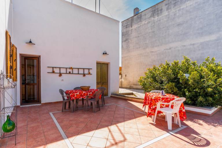 Vacation home with patio & yard | City view — photo 3