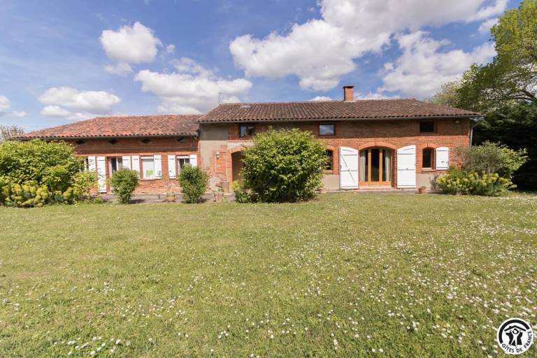 Ample gite with hot tub, terrace & yard | Pet-friendly in Castres