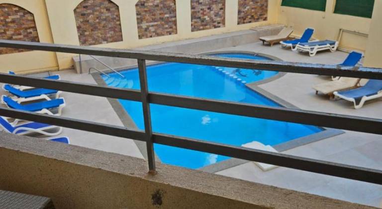 Quiet Apartment for 4, Pool View Balcony, 3 Min from Beach in Hurghada