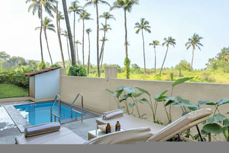 Modern 2BHK w Private Plunge Pool & Lawn Siolim
