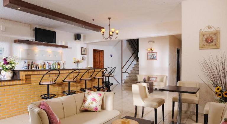 Serviced apartment with patio, pool & garden — photo 2