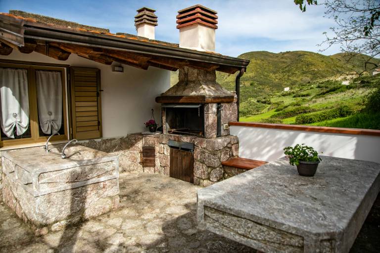 Vacation home with BBQ, garden & patio | Sea view — photo 2