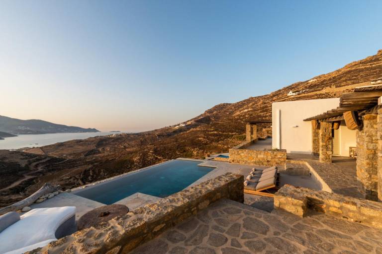 Children-friendly charming villa with hot tub, patio & private pool | Perfect for remote work | Pet-friendly — photo 4