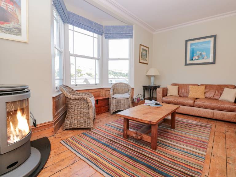 Child-friendly beautiful cottage with patio & yard | Beach view | Pets are welcome — photo 3