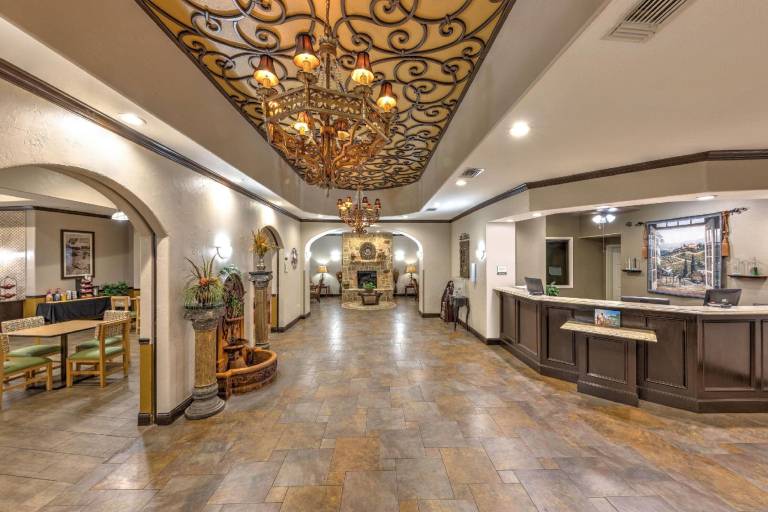 La Quinta Inn & Suites by Wyndham Marble Falls — photo 2