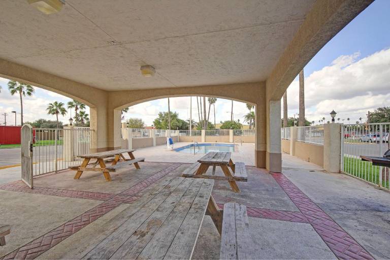 Motel 6 Edinburg, TX — photo 5