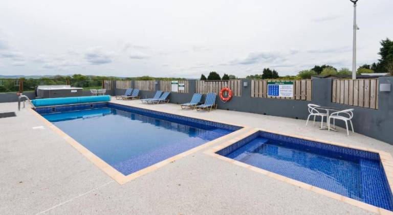 Vacation home with pool & jacuzzi — photo 4