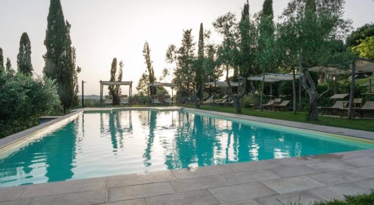 Holiday apartment with pool, yard & grill — photo 2