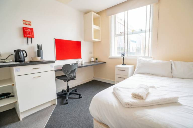 Central Coventry Budget Studio w Gym & Games Room