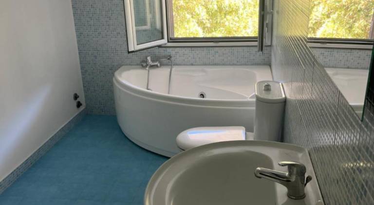 Villa with jacuzzi, pool & yard — photo 2