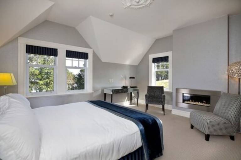 Lodge  Dunedin