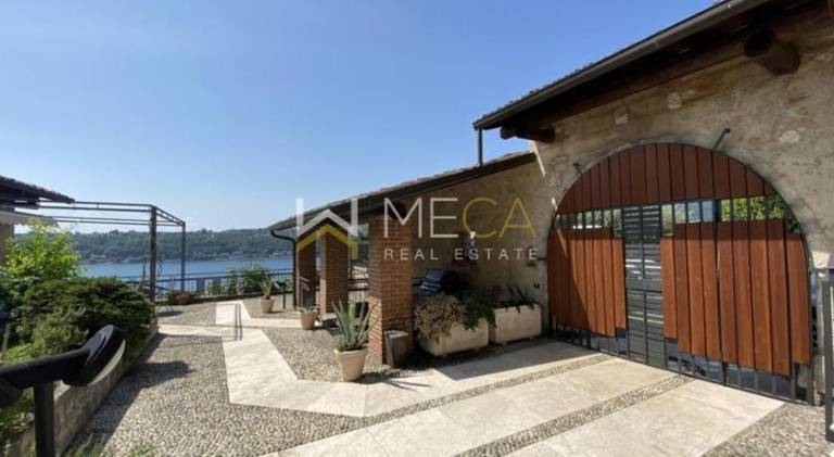 Holiday apartment with hot tub in Gardone Riviera