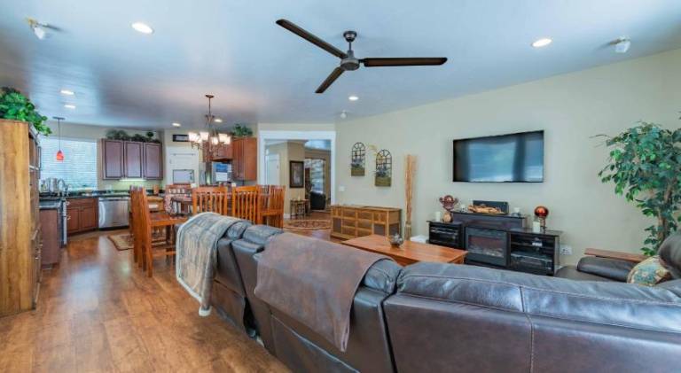Vacation home with hot tub | Pets allowed — photo 2