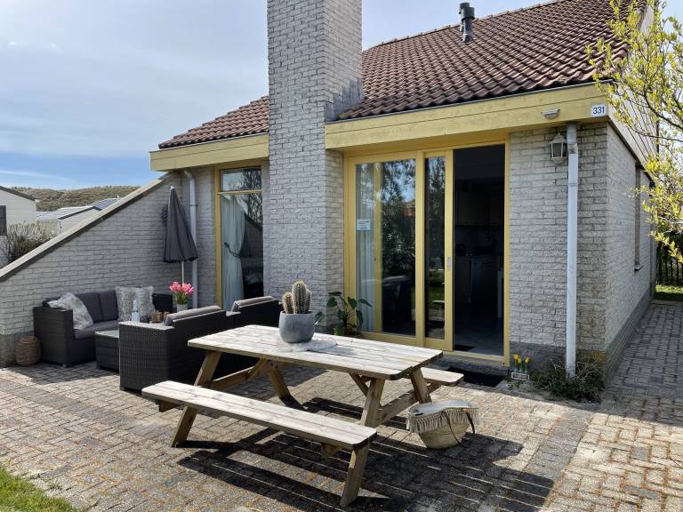 Bungalow mit Grill, Terrasse und Garten