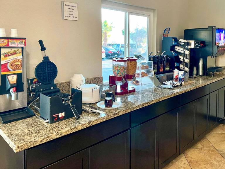 Econo Lodge Inn & Suites Corning Travel Center — photo 5