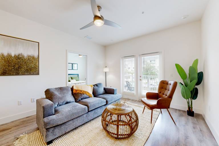 2 Mi to UF Campus! Dog-Friendly Condo w/ Pool — photo 5