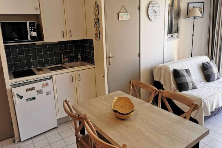 Rental apartment with patio — photo 4