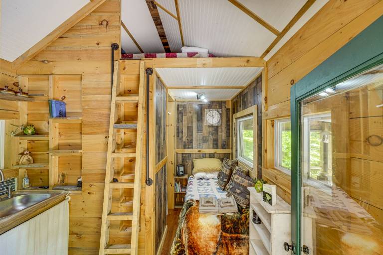 Solar-Powered Brandon Studio Cabin: Hiking Access — photo 5