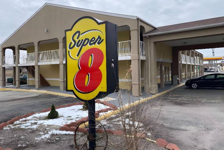 Deluxe Inn & Suites — photo 4