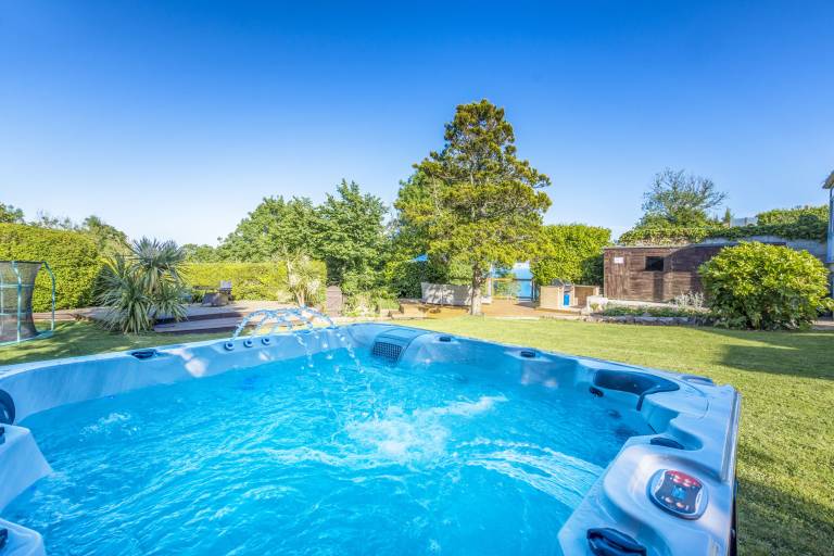 Luxury Large Coastal Home - with ocean views Hot tub in Torquay
