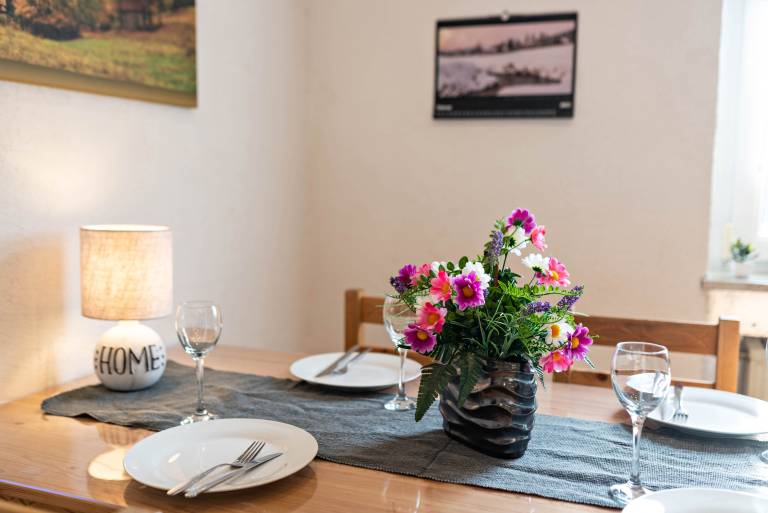 Pleasant rental apartment with patio, BBQ & yard | Garden view | Pet-friendly — photo 5
