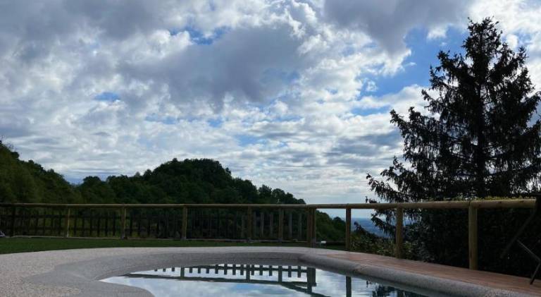 Serviced apartment with patio, pool & grill — photo 2