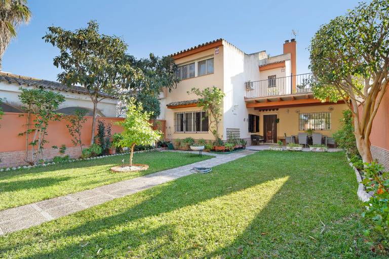 Villa 'Valdelagrana' with Shared Pool, Wi-Fi and Air Conditioning in El Puerto de Santa María