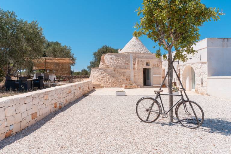 Apartment with patio & yard | Garden view in Ostuni