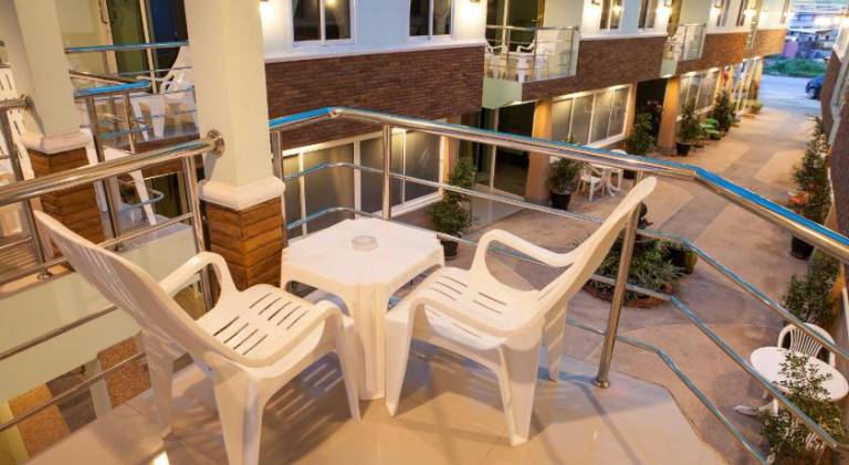 Pleasant serviced apartment with yard & patio | Pets allowed — photo 2