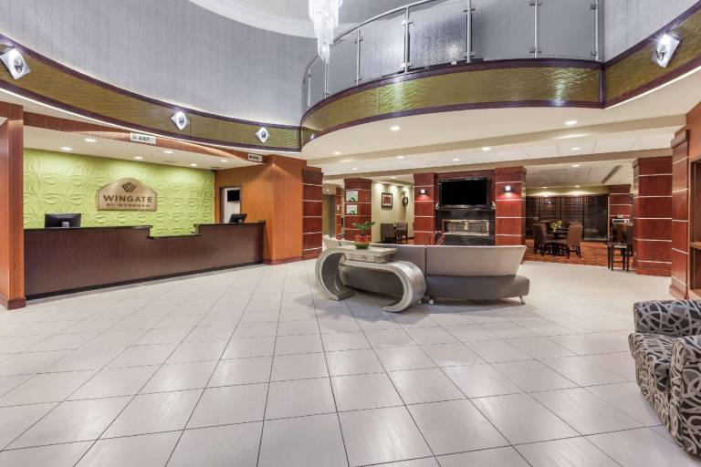 La Quinta Inn & Suites by Wyndham Tulsa Midtown — photo 2