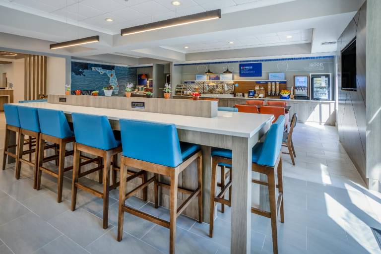 Holiday Inn Express and Suites Tampa I-75 at Bruce B. Downs By IHG — photo 2
