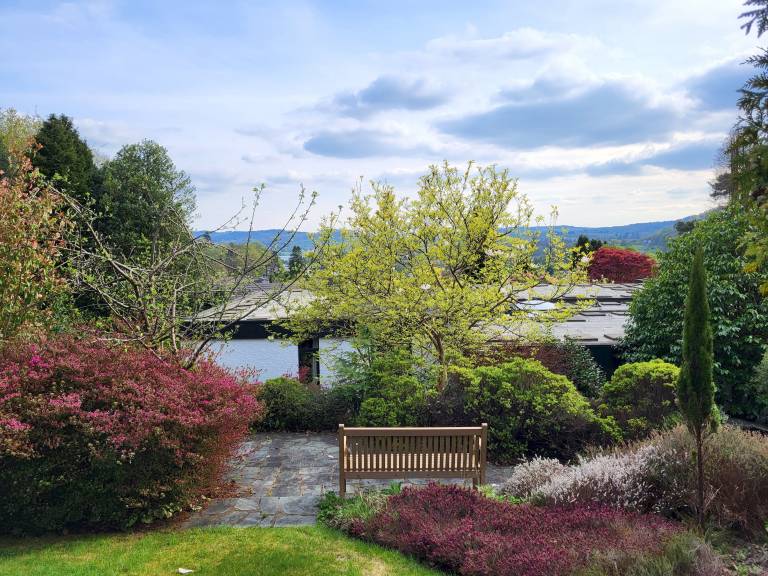 Vacation home with terrace & yard — photo 5