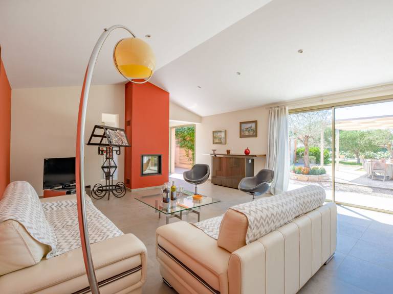 Fully equipped charming vacation home with yard, barbeque & patio | Pets are welcome — photo 4