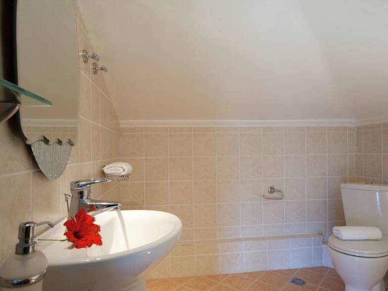 Fully equipped vacation home with patio, yard & jacuzzi | Pet-friendly — photo 4