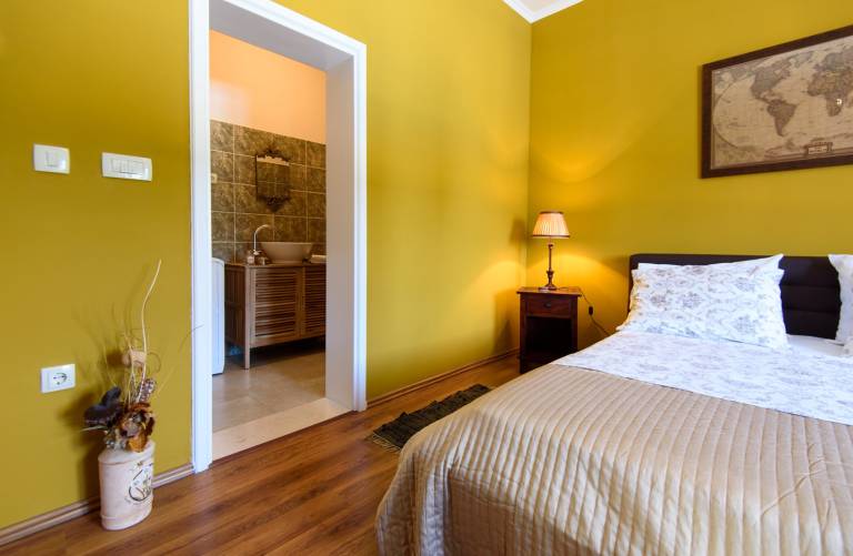 Fully equipped spacious villa with yard, BBQ & patio | Mountain view | Beach nearby | Dogs allowed — photo 2