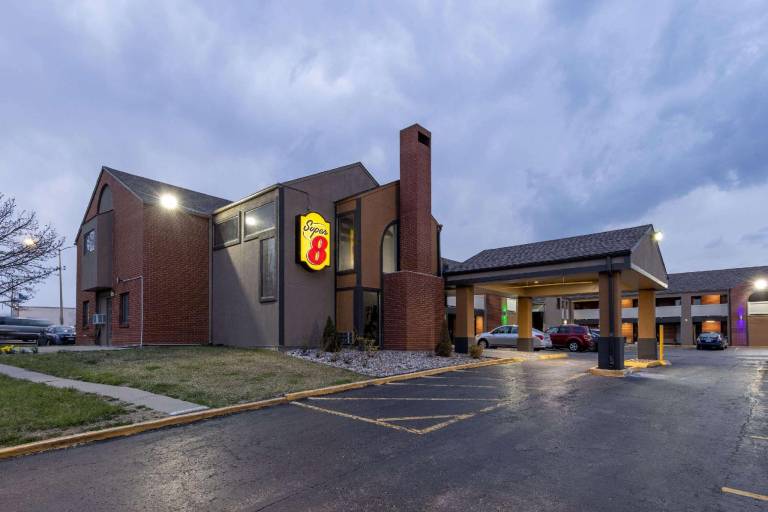 Super 8 by Wyndham Kansas City Airport North — photo 4