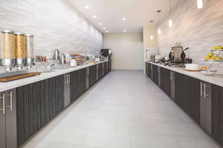 La Quinta Inn & Suites by Wyndham Dallas Plano - The Colony — photo 4