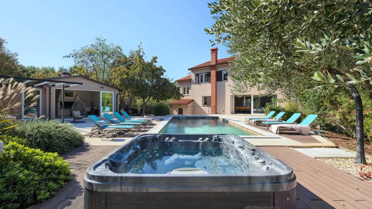 Villa with jacuzzi, yard & pool in Pula
