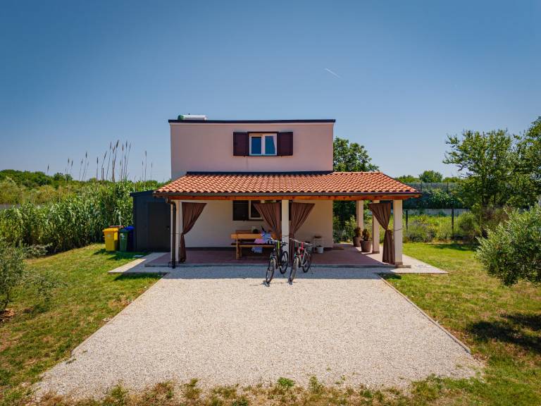 Vacation home with patio, barbeque & yard — photo 4