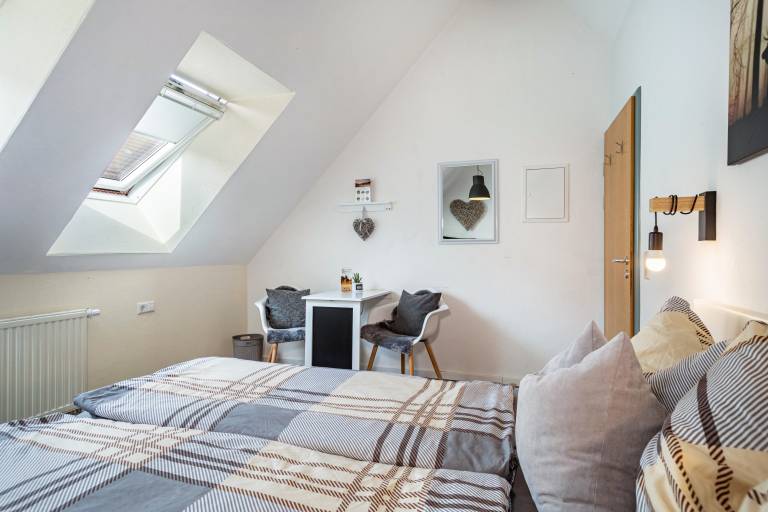 Room 2, cozy, bright double room with sloping ceiling — photo 4