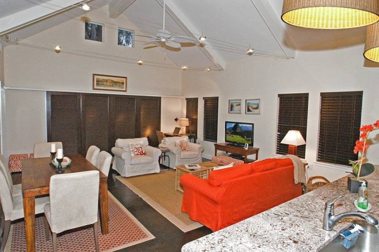 Beautiful 3/2.5 House Big Fenced Yard -Walk to Beach, coffee, food -Dogs OK — photo 3