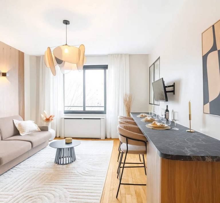Stunning apartment with balcony & lift