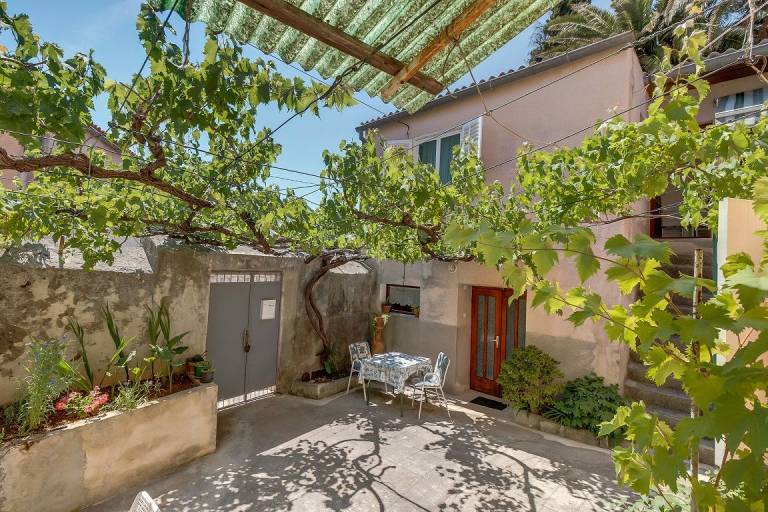 Apartment with barbecue | Garden view — photo 3