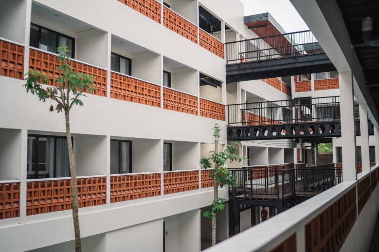 Serviced apartment with terrace & pool — photo 4