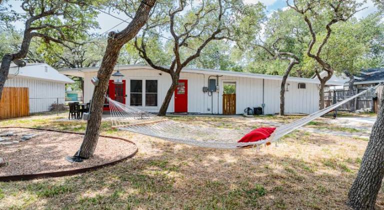 Charming vacation home with hot tub | Pets allowed — photo 4
