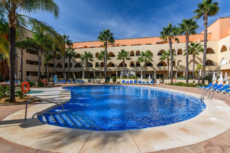 Rental apartment with pool, terrace & yard in Ayamonte