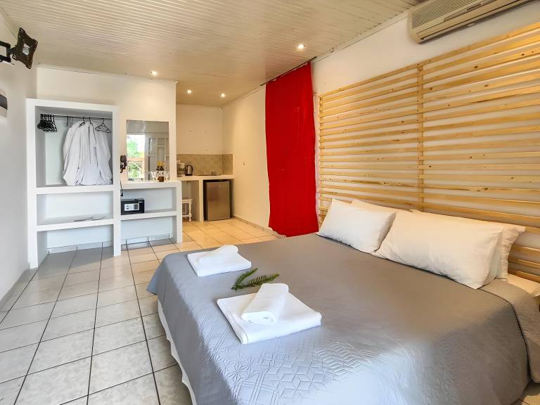 Bungalow with yard in Skiathos