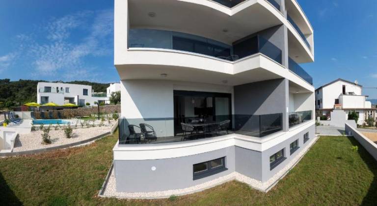 Apartment with yard, private pool & patio — photo 4