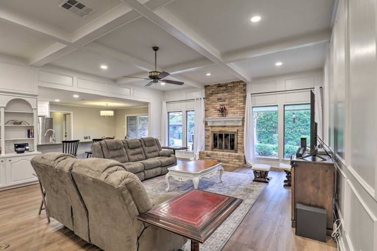 9 Mi to Magnolia Market Large Home in Waco