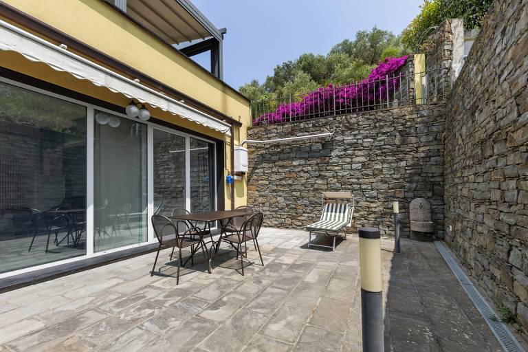 Holiday apartment with patio | Garden view in Lavagna